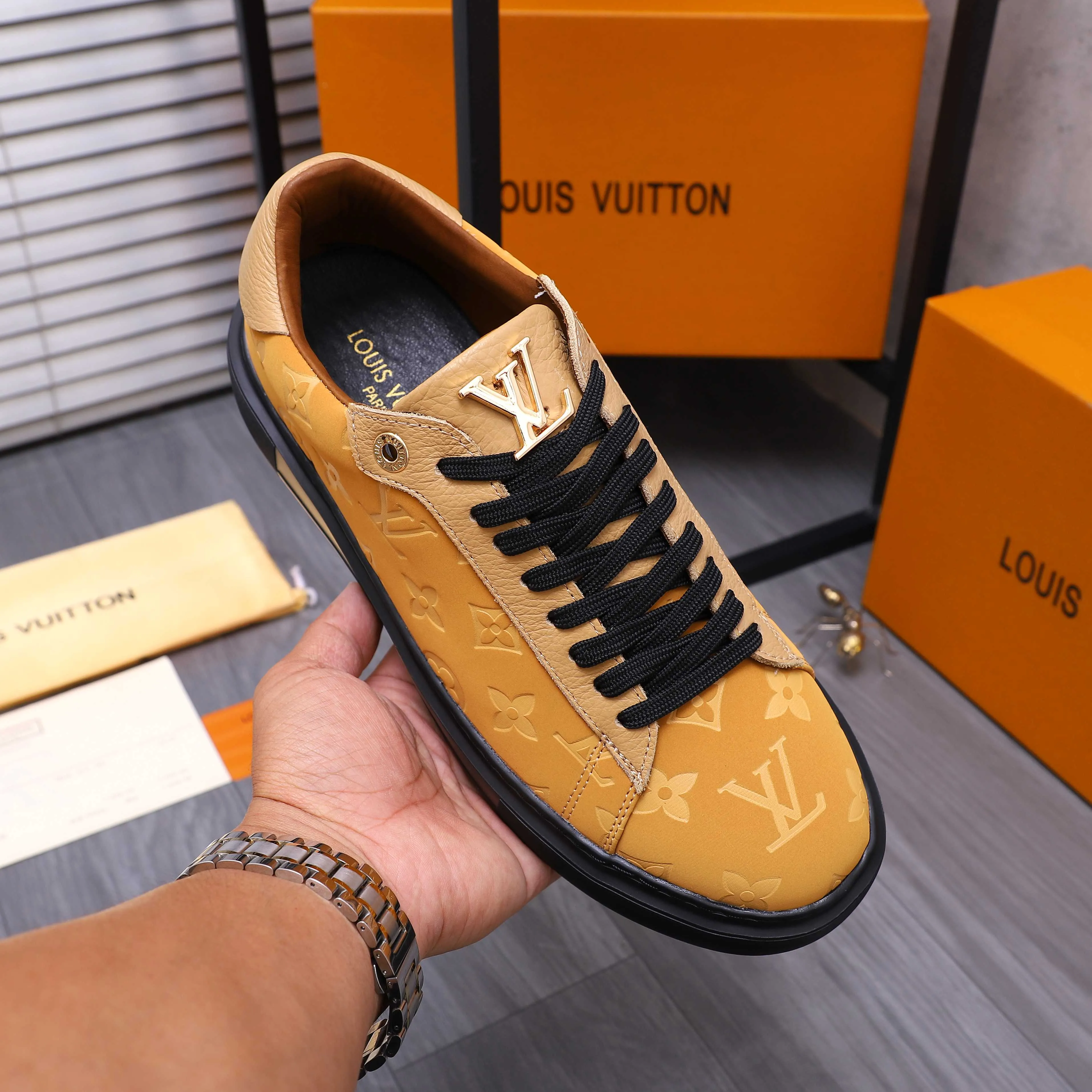 Men's shoes 💰442 Product trademark: LV [Louis Vuitton] Casual shoes True size. Size: 38-44 Product materials: Selected embossed frosted cowhide upper, sheepskin lining, cowhide insole, rubber outsole
